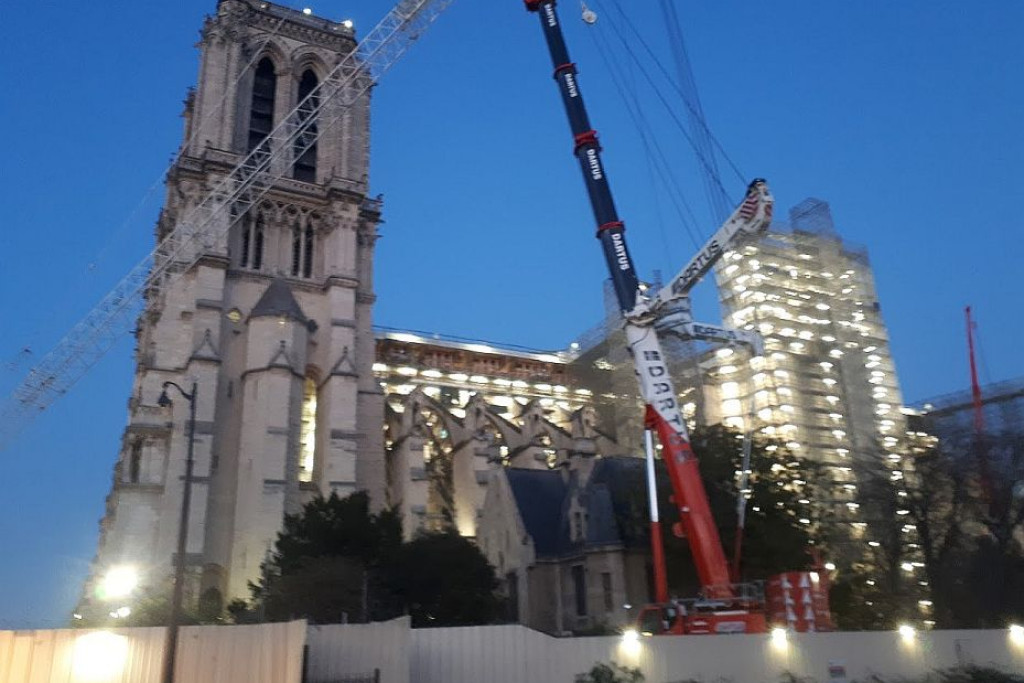 Ook buiten aan de Notre Dame wordt nog volop gewerkt