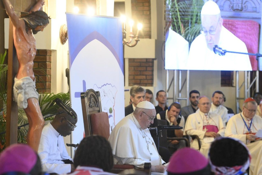 Franciscus tijdens de ontmoeting met slachtoffers van geweld in de nuntiatuur in Kinshasa