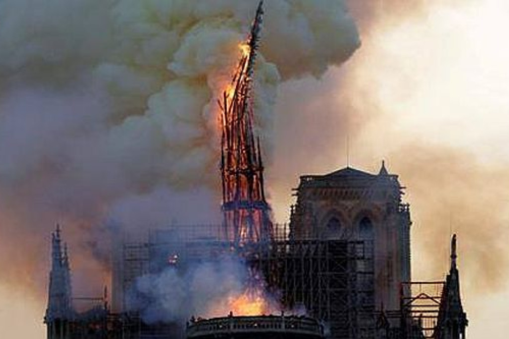 Instorting van de toren van de Notre Dame de Paris 