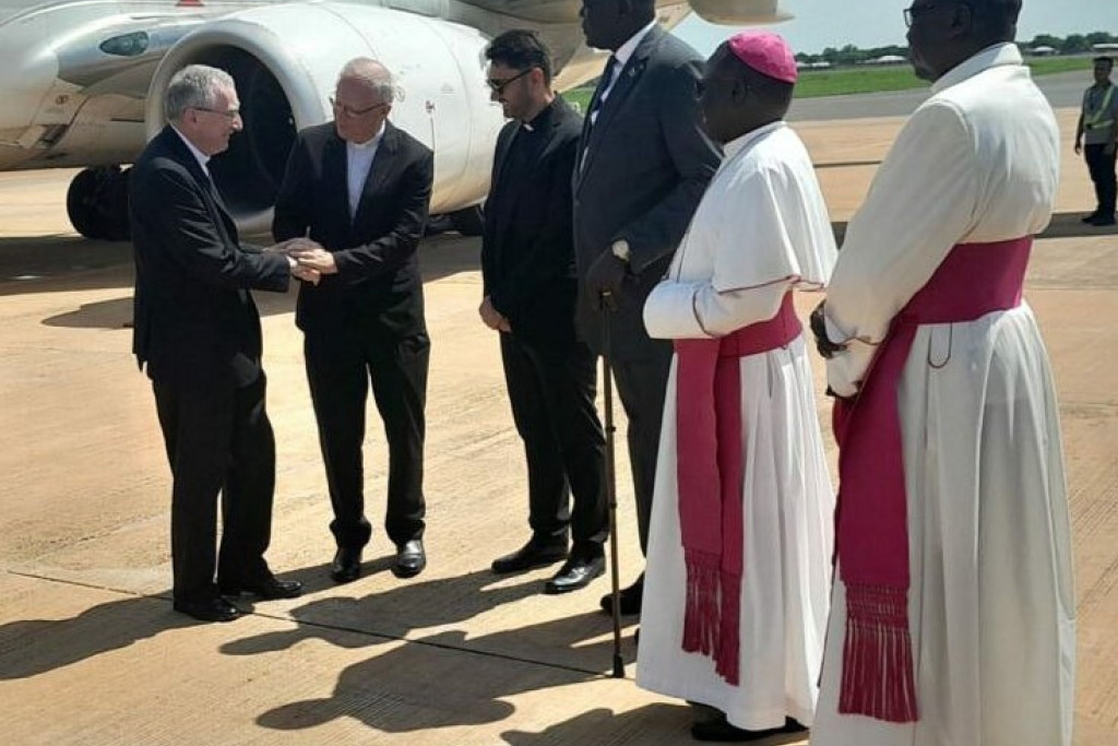 Kardinaal Parolin bij zijn aankomst in Juba
