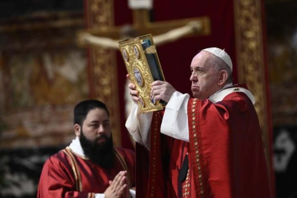 Paus Franciscus viert de patroonheiligen Petrus en Paulus in de Sint-Pietersbasiliek