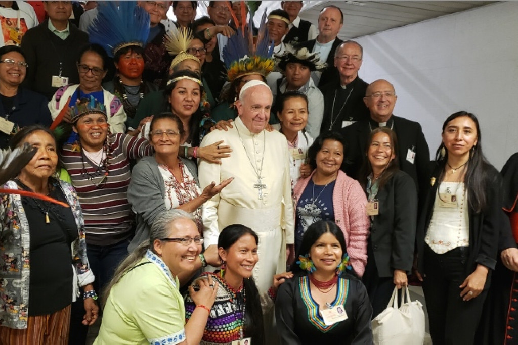 Paus Franciscus tussen deelnemers aan de Amazonesynode. De tevredenheid over het slotdocument is groot.