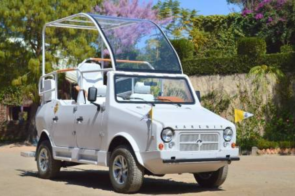 Een Afrikaanse autobouwer heeft een speciale pausmobiel gebouwd voor de komst van paus Franciscus naar Madagaskar