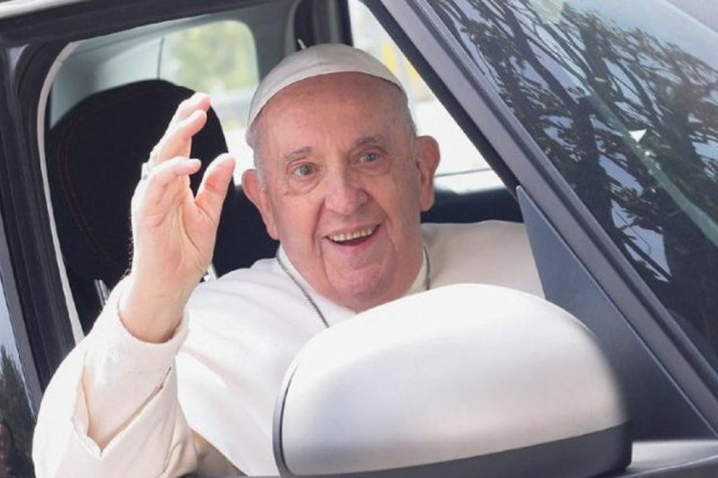 Paus Franciscus bij het verlaten van het ziekenhuis