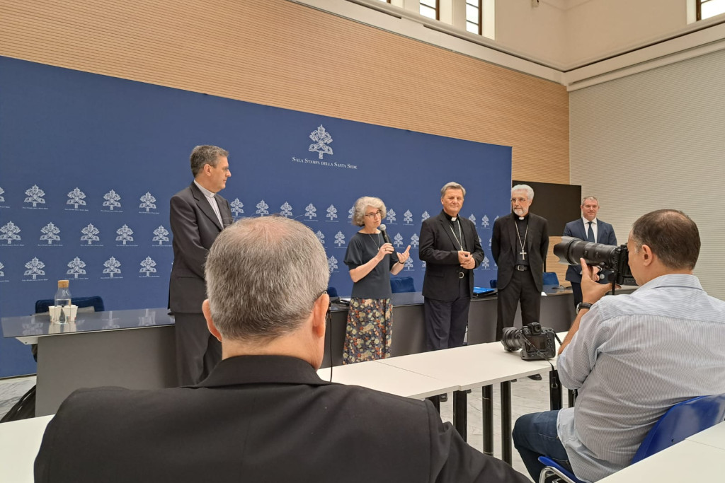 Zuster Nathalie Becquart beantwoordt vragen van journalisten op een persconferentie in het Vaticaan.