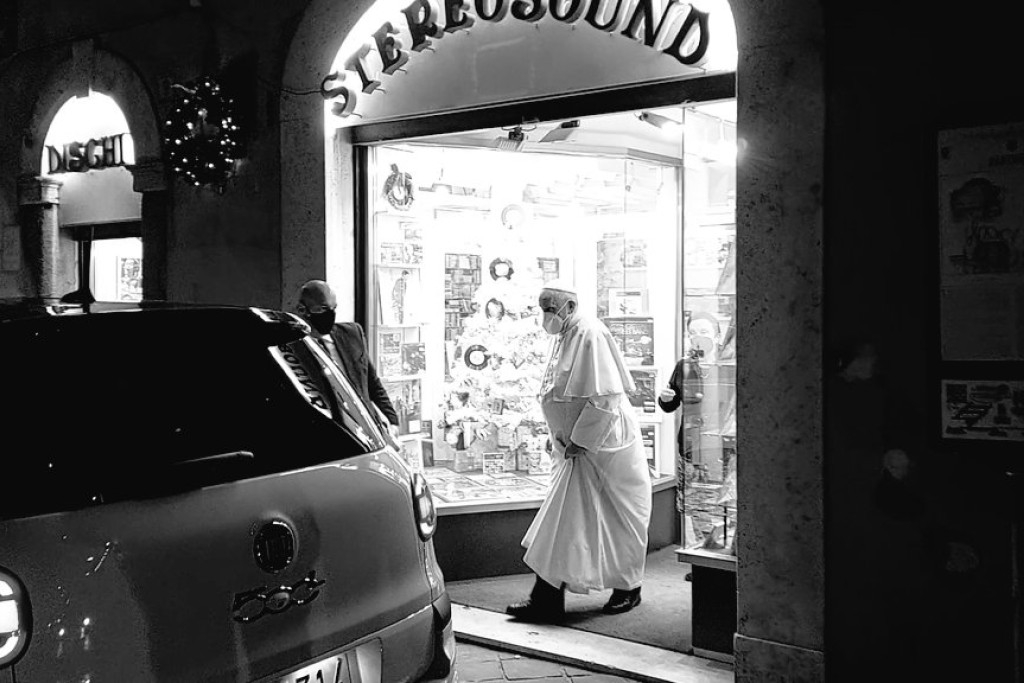 De foto van Javier Martínez-Brocal van de paus, bij het verlaten van een platenwinkel