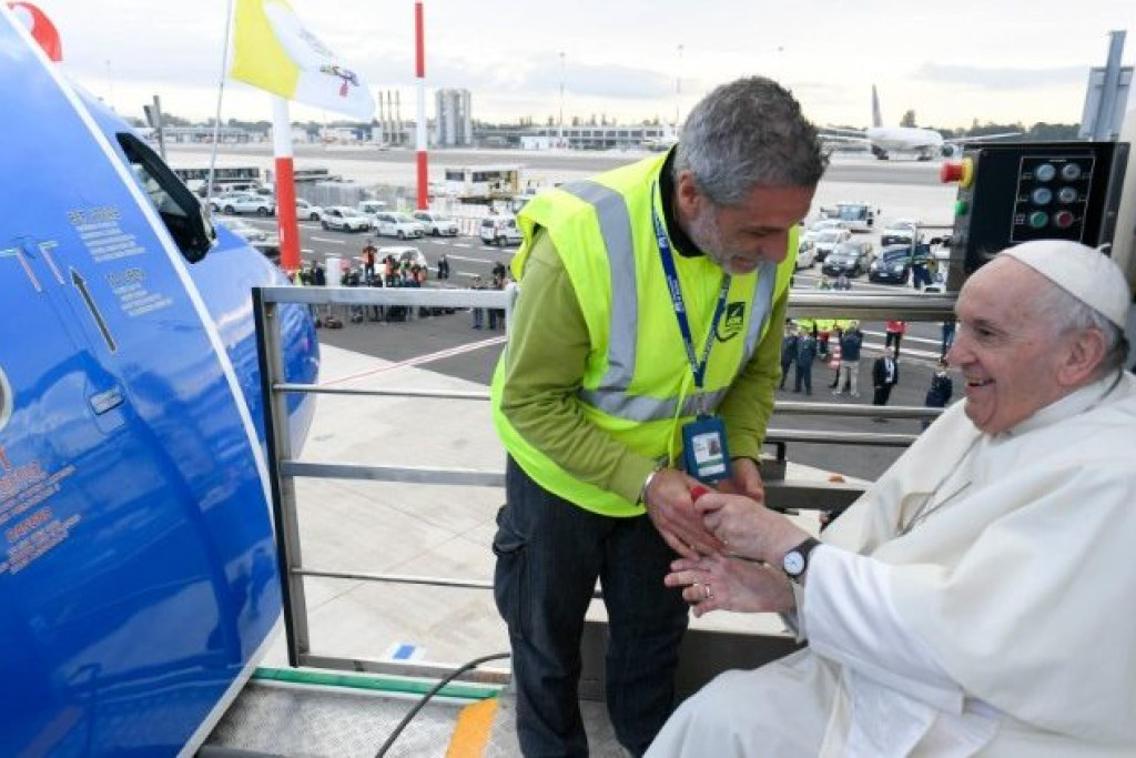 Paus Franciscus op het vliegtuigplatform, tijdens zijn aankomst in Bahrein