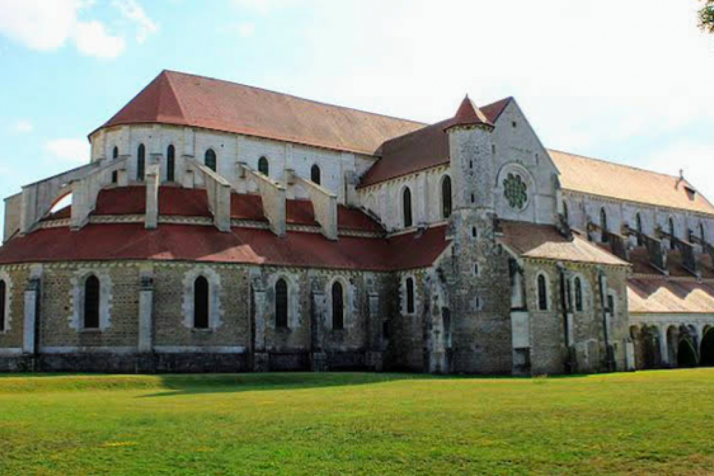 De kerk van de abdij van Pontigny, de oudste nog bestaande cisterciënzerabdij ter wereld