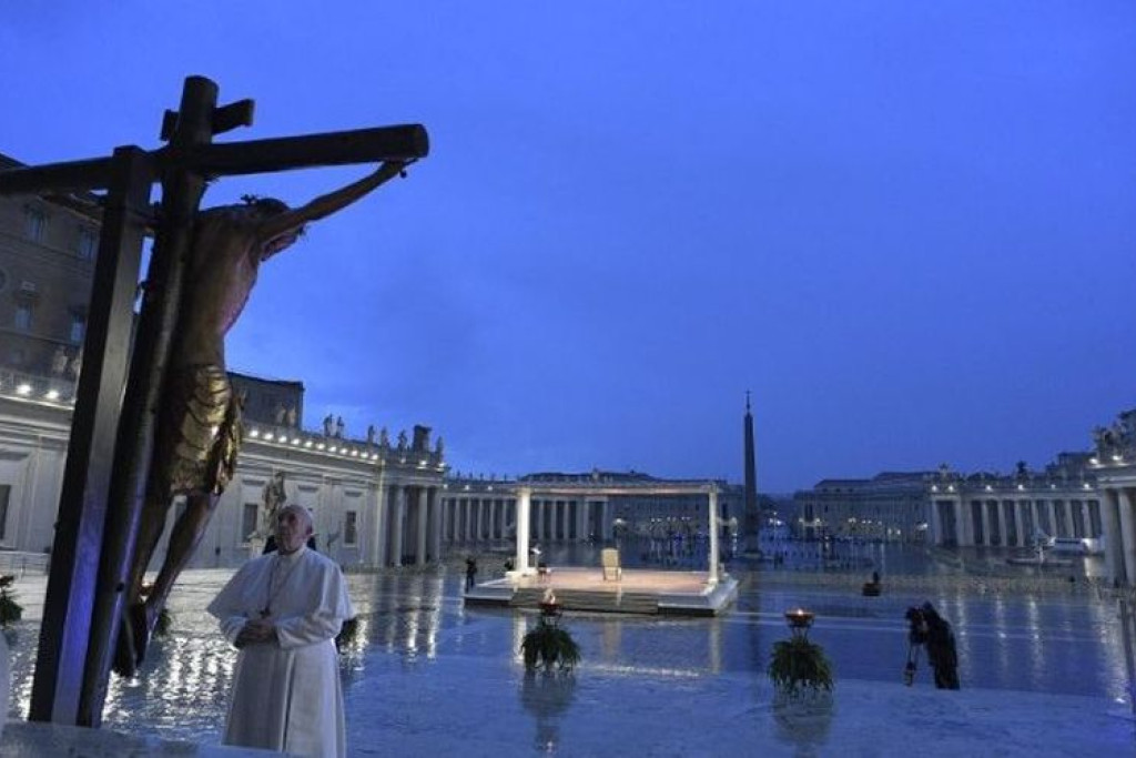 De historische beelden van paus Franciscus op het Sint-Pietersplein op 27 maart 2020