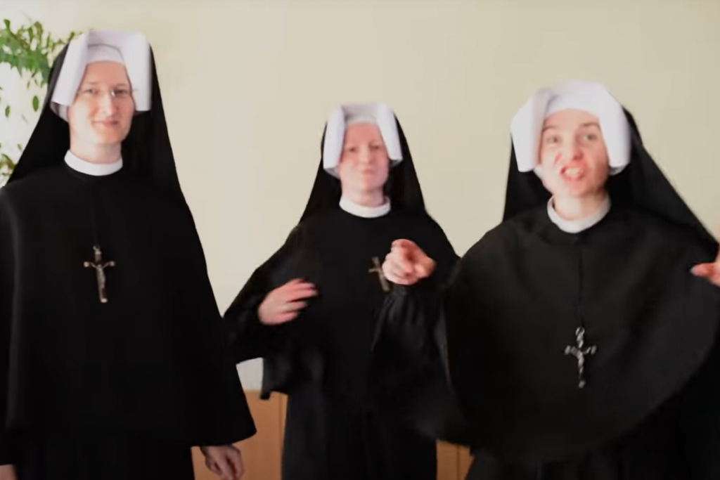 Een still van de video van de rappende Poolse zusters 