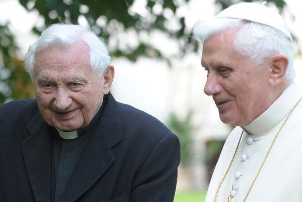 De emeritus paus Benedictus XVI met zijn oudere broer Georg Ratzinger