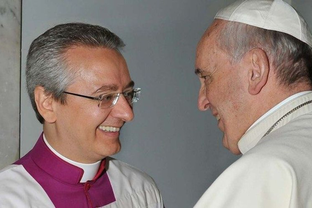 Paus Franciscus met zijn ceremoniemeester Diego Giovanni Ravelli 