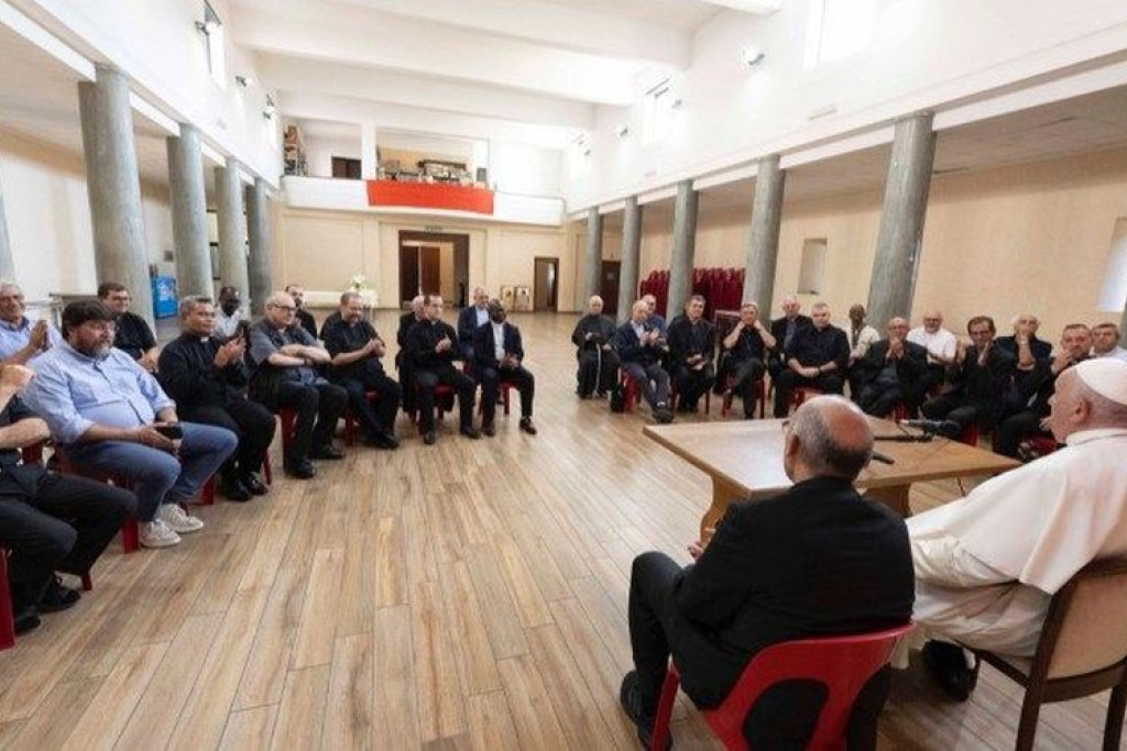 Paus Franciscus ging gisteren in gesprek met een groep priesters