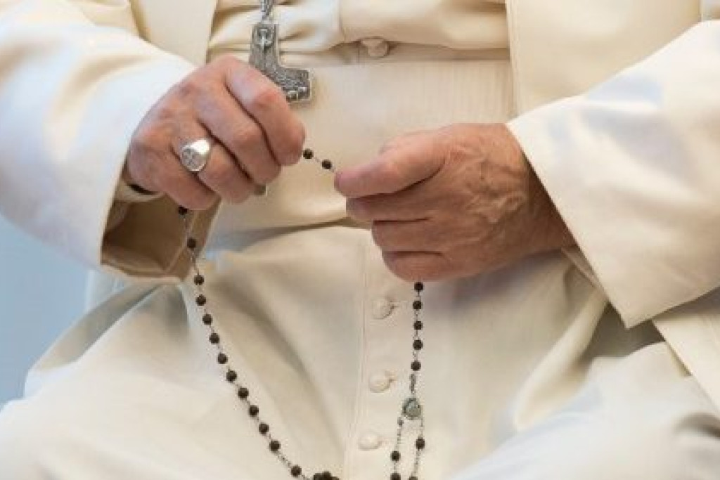De paus neemt de rozenkrans in de hand om in gebed met de Italianen verenigd te zijn