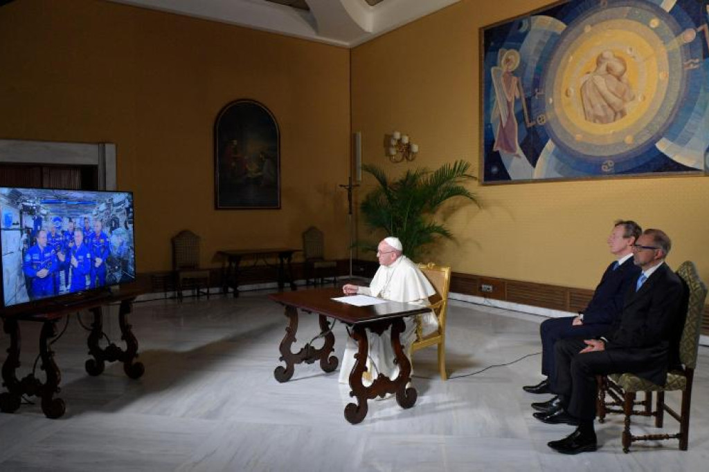 Paus Franciscus tijdens een eerder gesprek via sateliet met de ISS-astronauten