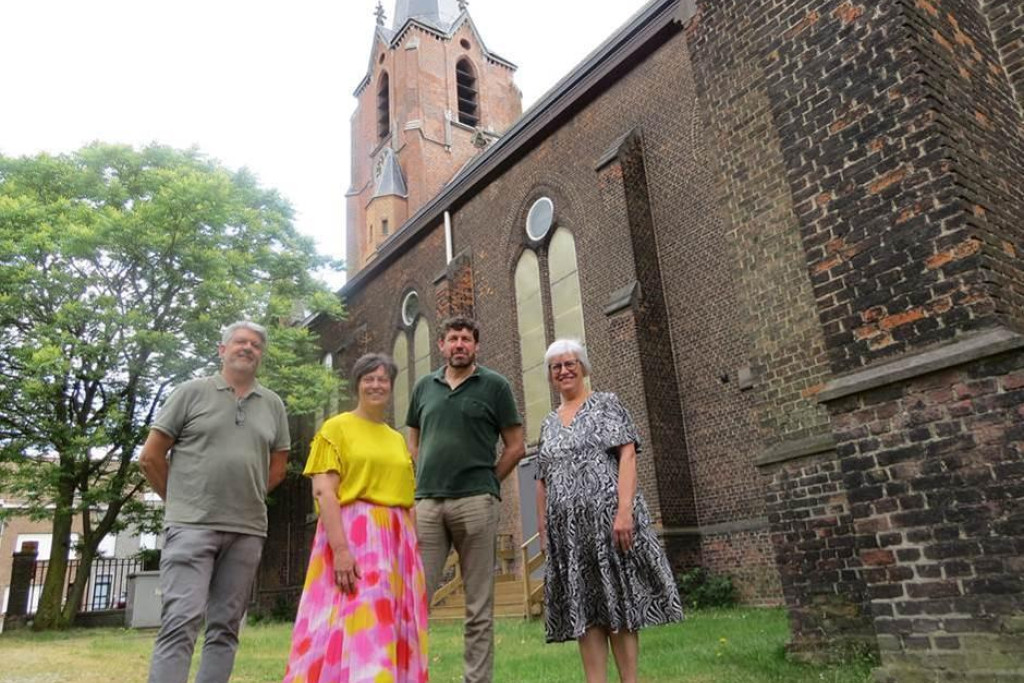 Kathleen Helsen, gedeputeerde provincie Antwerpen met de schepenen van Rumst bij de Sint-Jozefkerk