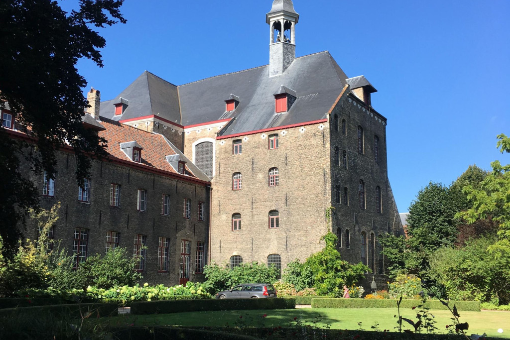 Buitenzicht vanuit de tuin van het Karmelietenklooster in Brugge