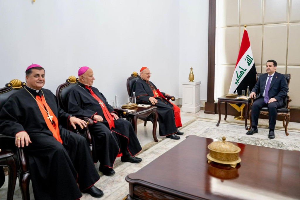 De patriarch, kardinaal Louis Raphael Sako, en enkele bisschoppen van de Chaldeeuws-katholieke Kerk in gesprek met Iraaks eerste minister Mohamed Shia' al-Soedani.