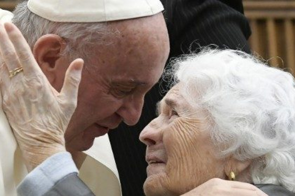Paus Franciscus draagt de ouderen in zijn hart