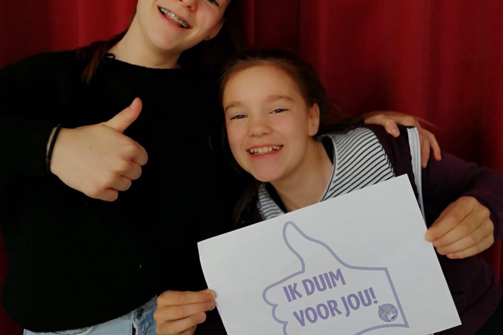 Nore en Bente duimen voor hun leerkrachten en goed onderwijs voor iedereen