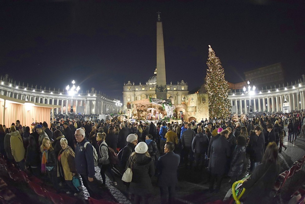 Kerstlichten en de kerststal op Sint-Pietersplein