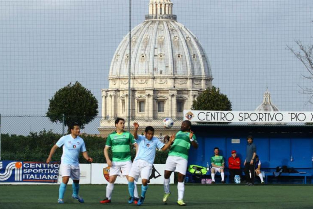 Voetbal in het sportcentrum van het Vaticaan