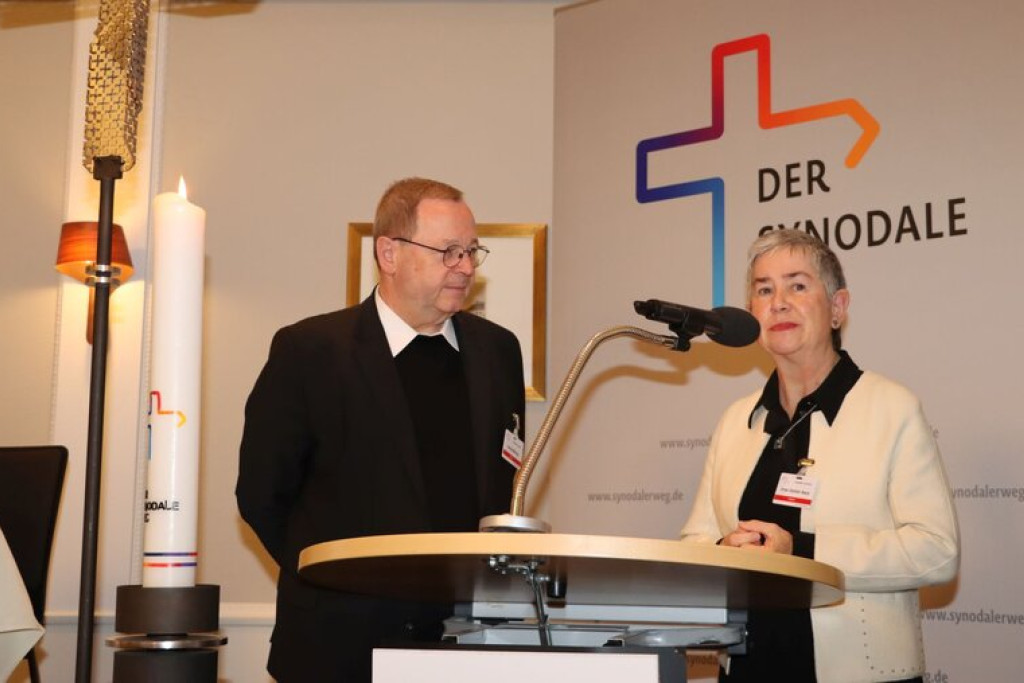 Bisschop Bätzing en de ZDK-voorzitter tijdens het overleg van de Synodale Commissie