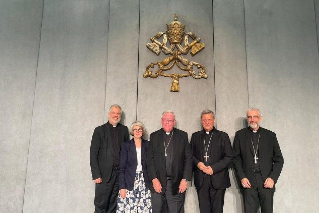 Het coördinatieteam voor de 16de algemene assemblee van de bisschoppensynode over de synodale Kerk in oktober 2023, met in het midden generaal-relator kardinaal Hollerich 