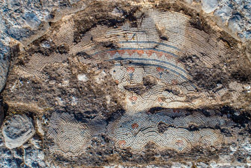 Fragment van de mozaïekvloer van de kerk uit de zesde eeuw