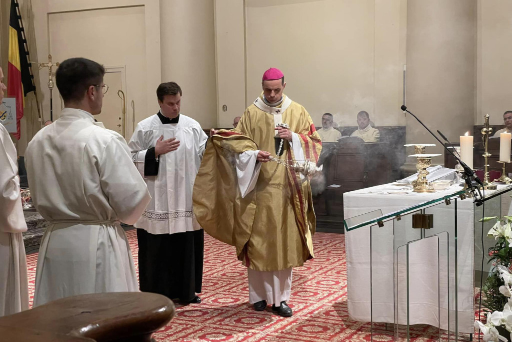 Mgr. Terlinden werd in Sint-Jacob-op-Koudenberg geïnstalleerd als nieuwe legerbisschop