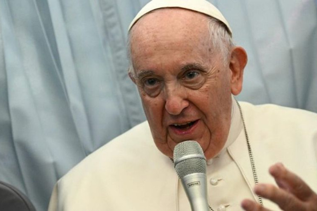 Paus Franciscus op de terugvlucht uit Boedapest