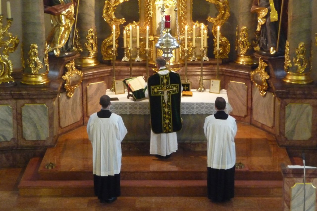 De preconcilaire liturgie wordt in het Latijn en met de rug naar het volk gekeerd gevierd