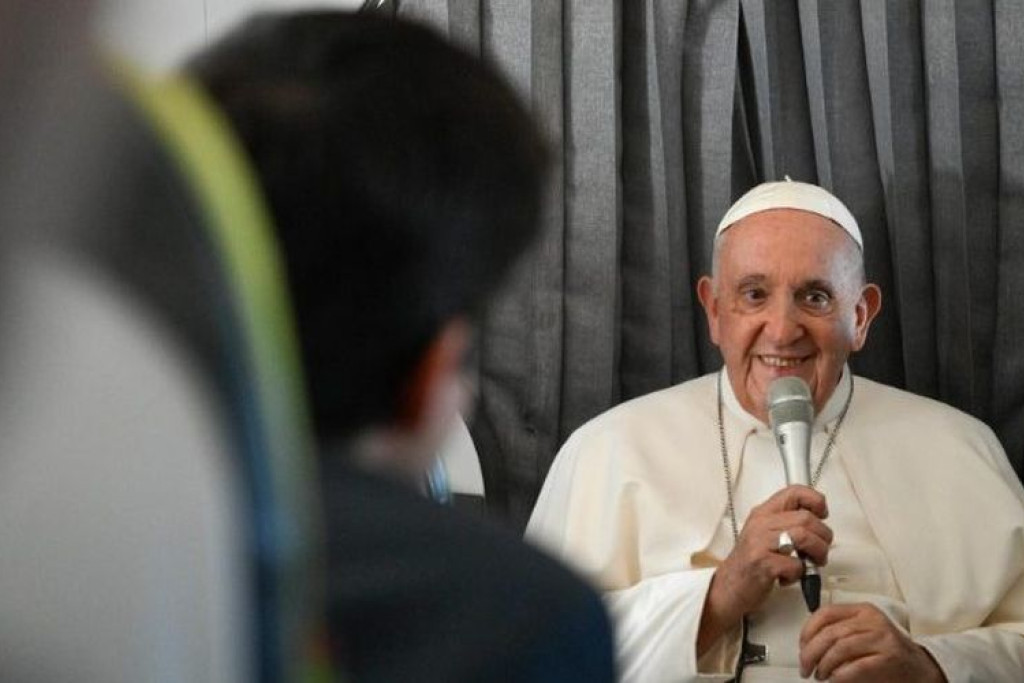 Paus Franciscus tijdens de terugvlucht