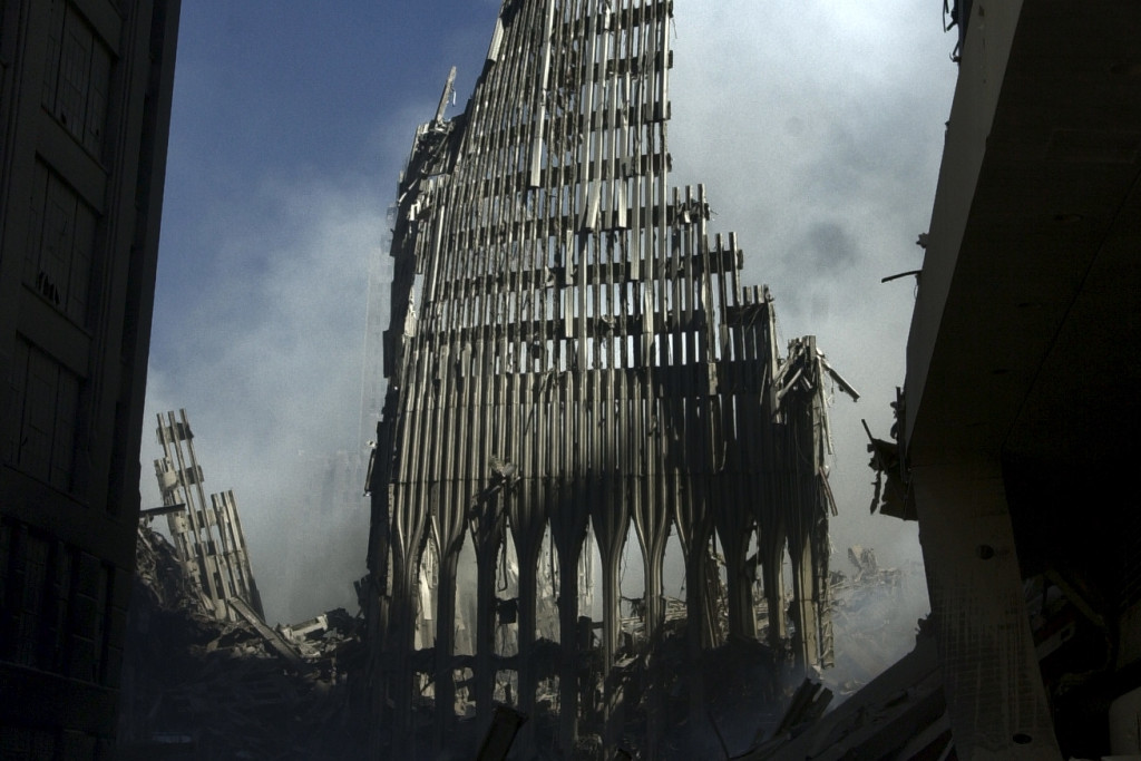 De ruïnes van de zuidtoren na de aanslagen van 9/11