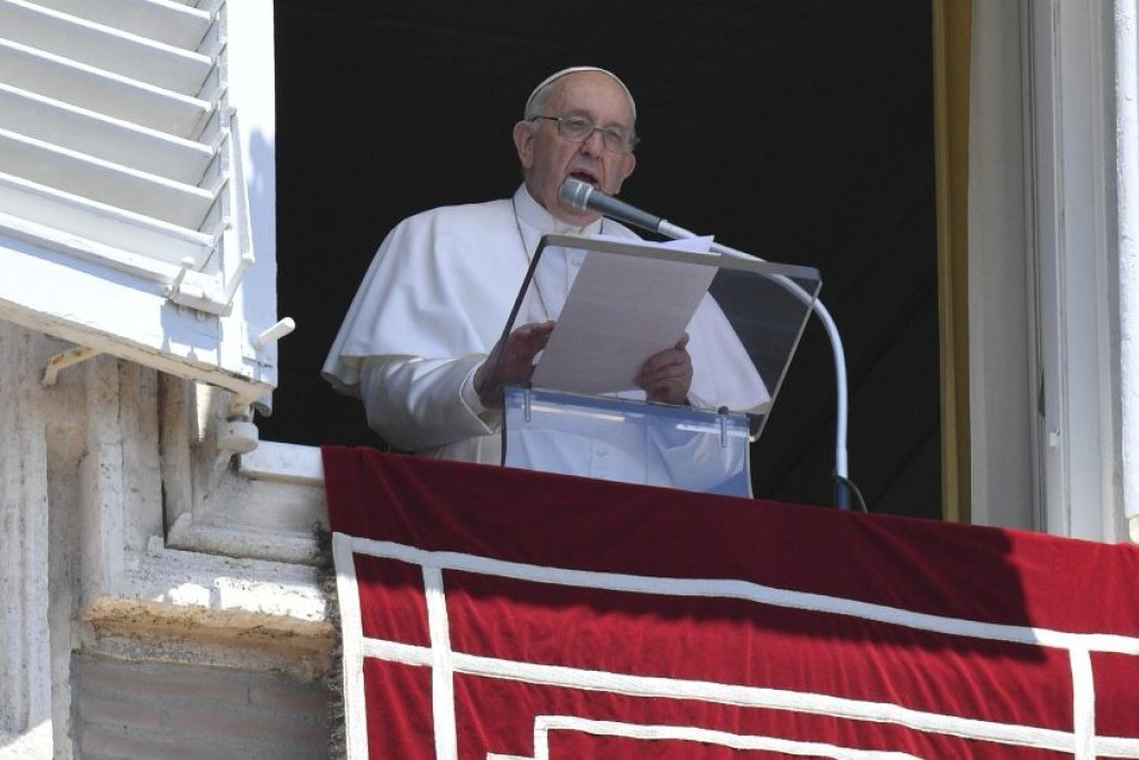 Paus Franciscus tijdens het Angelus van zondag
