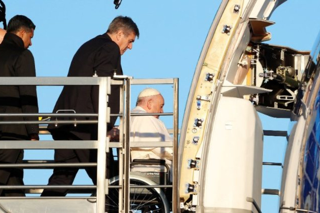 Paus Franciscus bij zijn vertrek vanmorgen vanaf de luchthaven in Rome