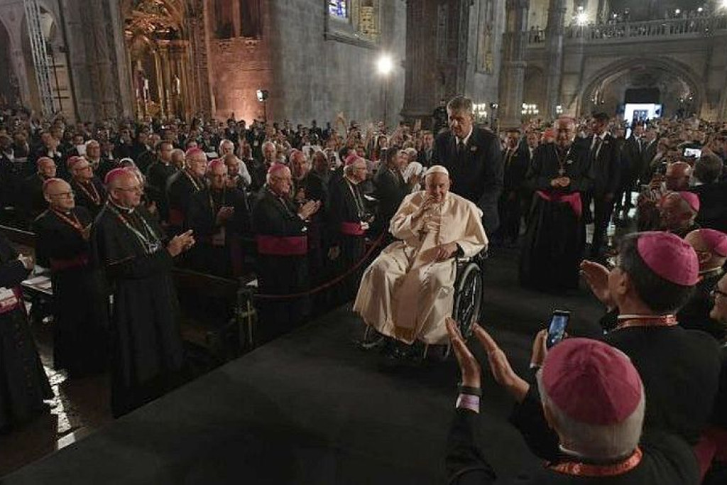 De vesperdienst met priesters en religieuzen