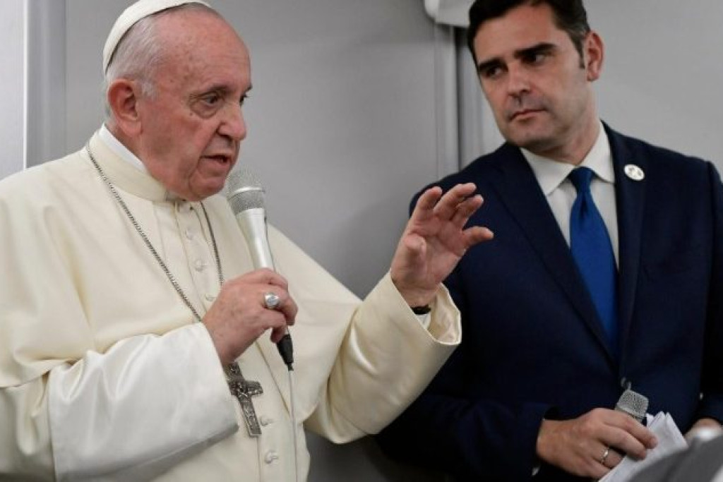 Paus Franciscus tijdens de terugvlucht uit Panama