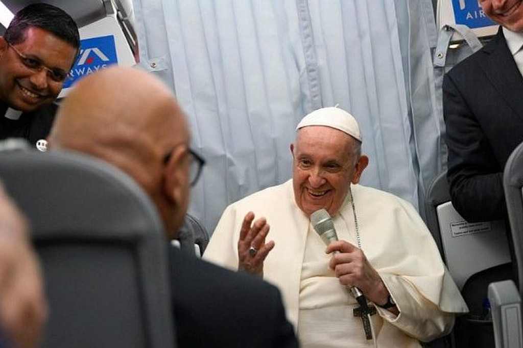 Paus Franciscus tijdens de terugvlucht uit Marseille