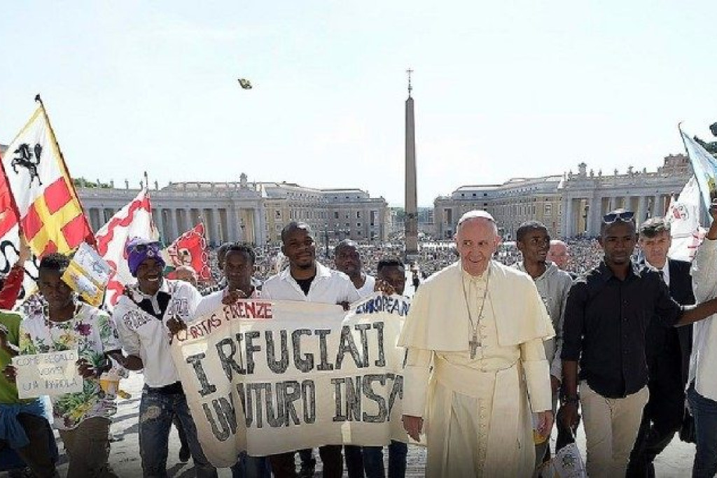 Paus Franciscus omringd door enkele vluchtelingen