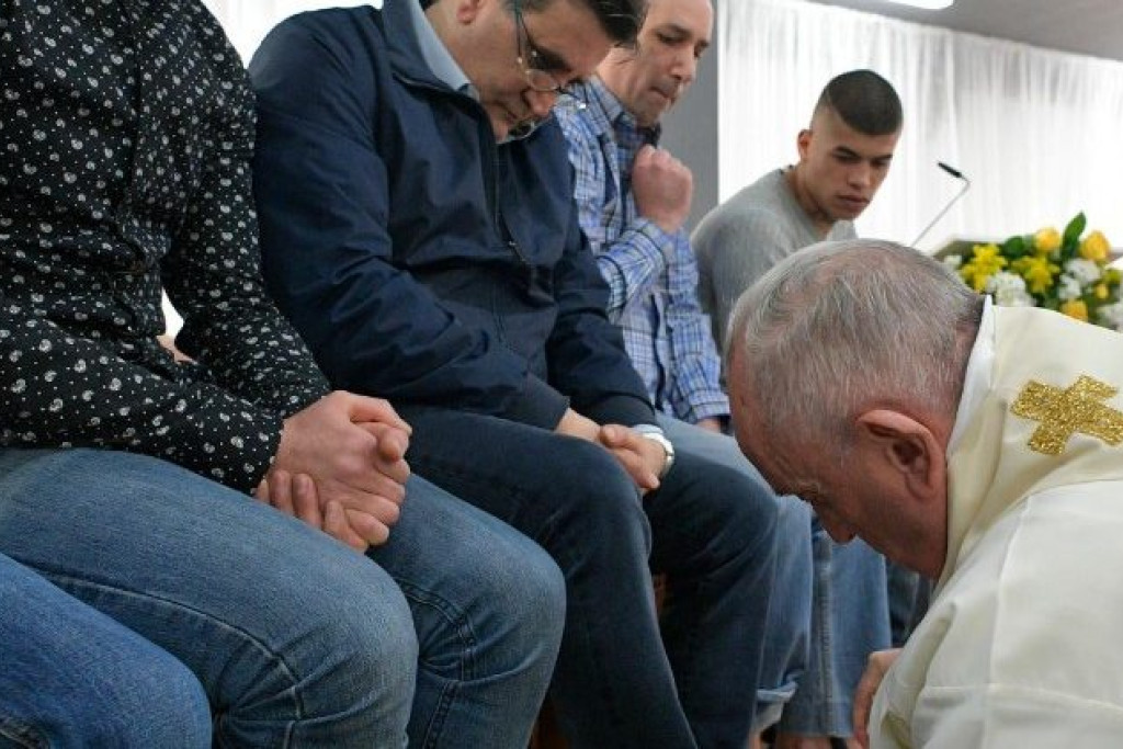 Paus Franciscus wast en kust de voeten in de gevangenis van Velletri