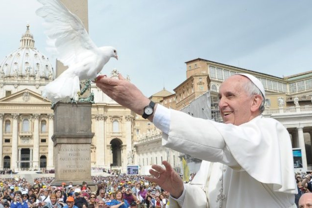 Franciscus laat een vredesduif vliegen op het Sint-Pietersplein