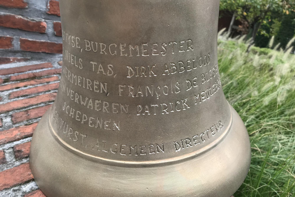 De nieuwe pas gegoten jubileumklok