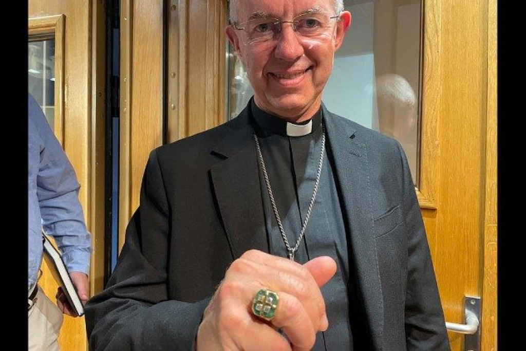De anglicaanse aartsbisschop Justin Welby met de ring van Paulus VI