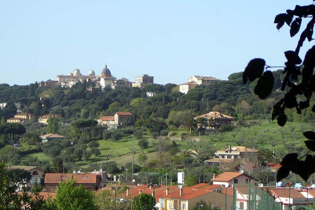 Zicht op de pauselijke residentie Castel Gandolfo op de heuvels rond Rome